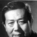 美女被按在床上操